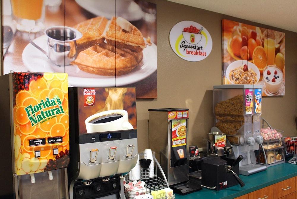 Super 8 By Wyndham Victoria/north/mall Area Motel 3*