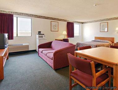 Super 8 By Wyndham Victoria/north/mall Area Motel