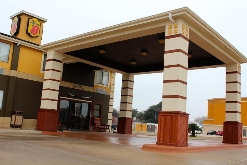 Super 8 By Wyndham Victoria/north/mall Area 3*
