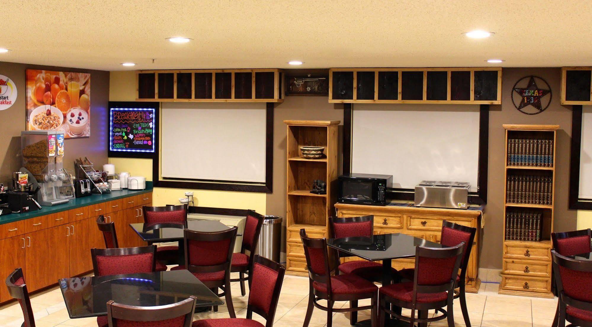 Super 8 By Wyndham Victoria/north/mall Area Motel 3*