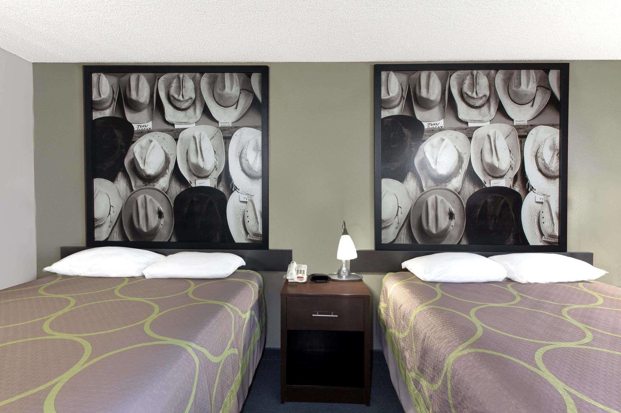 Super 8 By Wyndham Victoria/north/mall Area