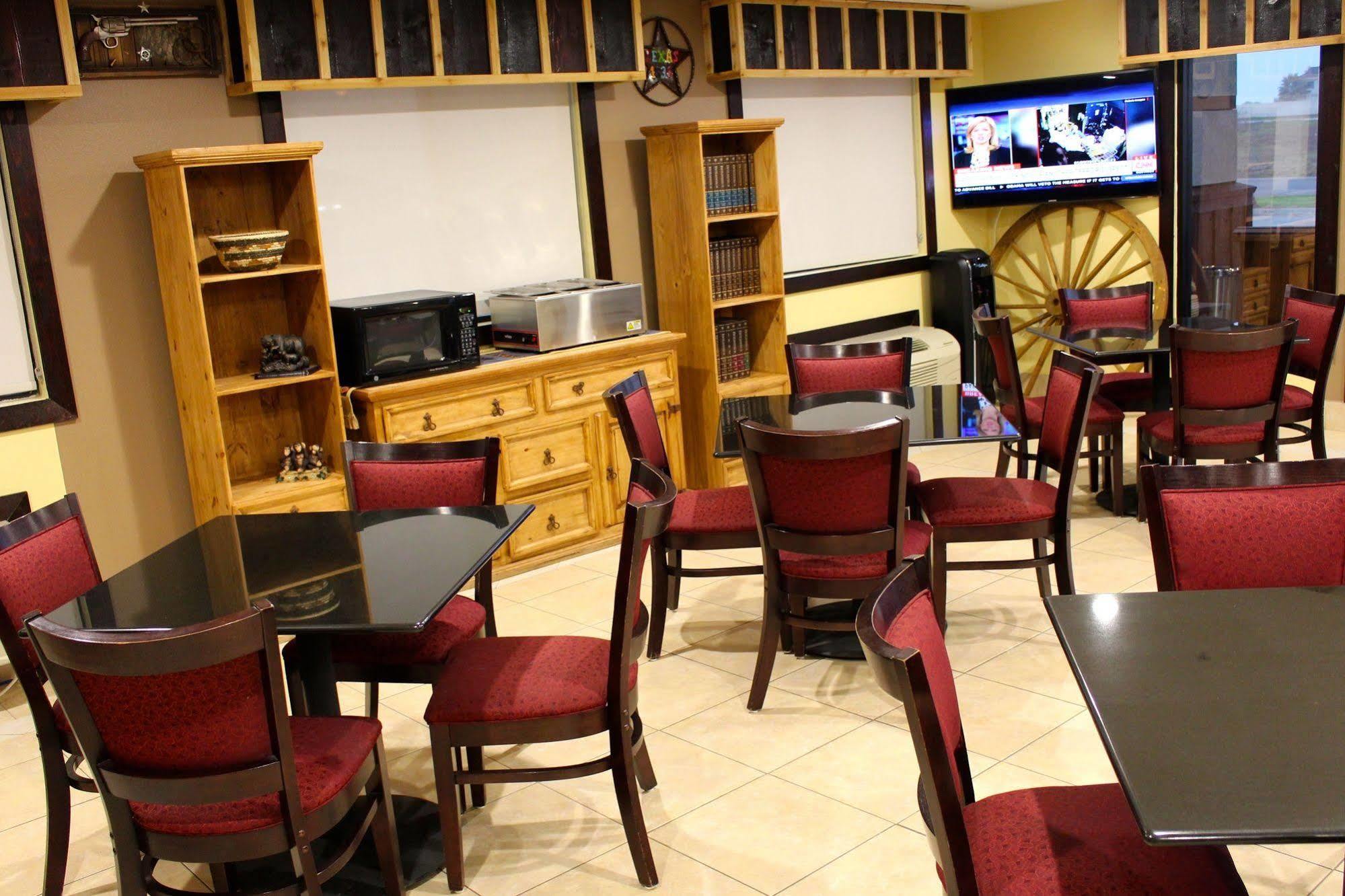 Super 8 By Wyndham Victoria/north/mall Area Motel