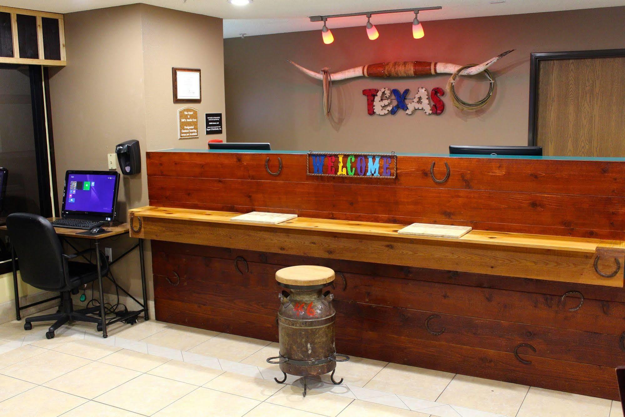 Motel Super 8 By Wyndham Victoria/north/mall Area Victoria