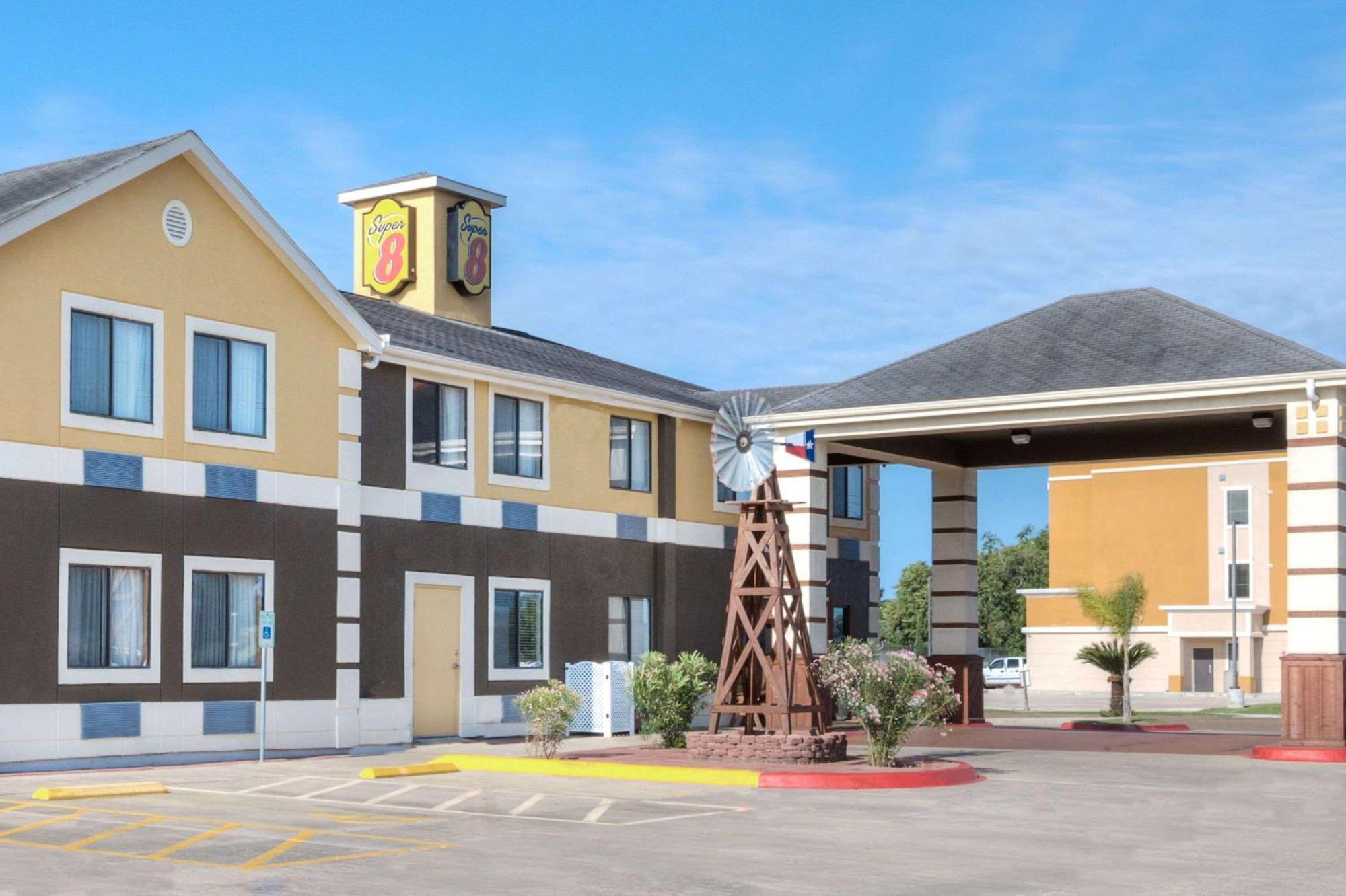 Super 8 By Wyndham Victoria/north/mall Area Victoria