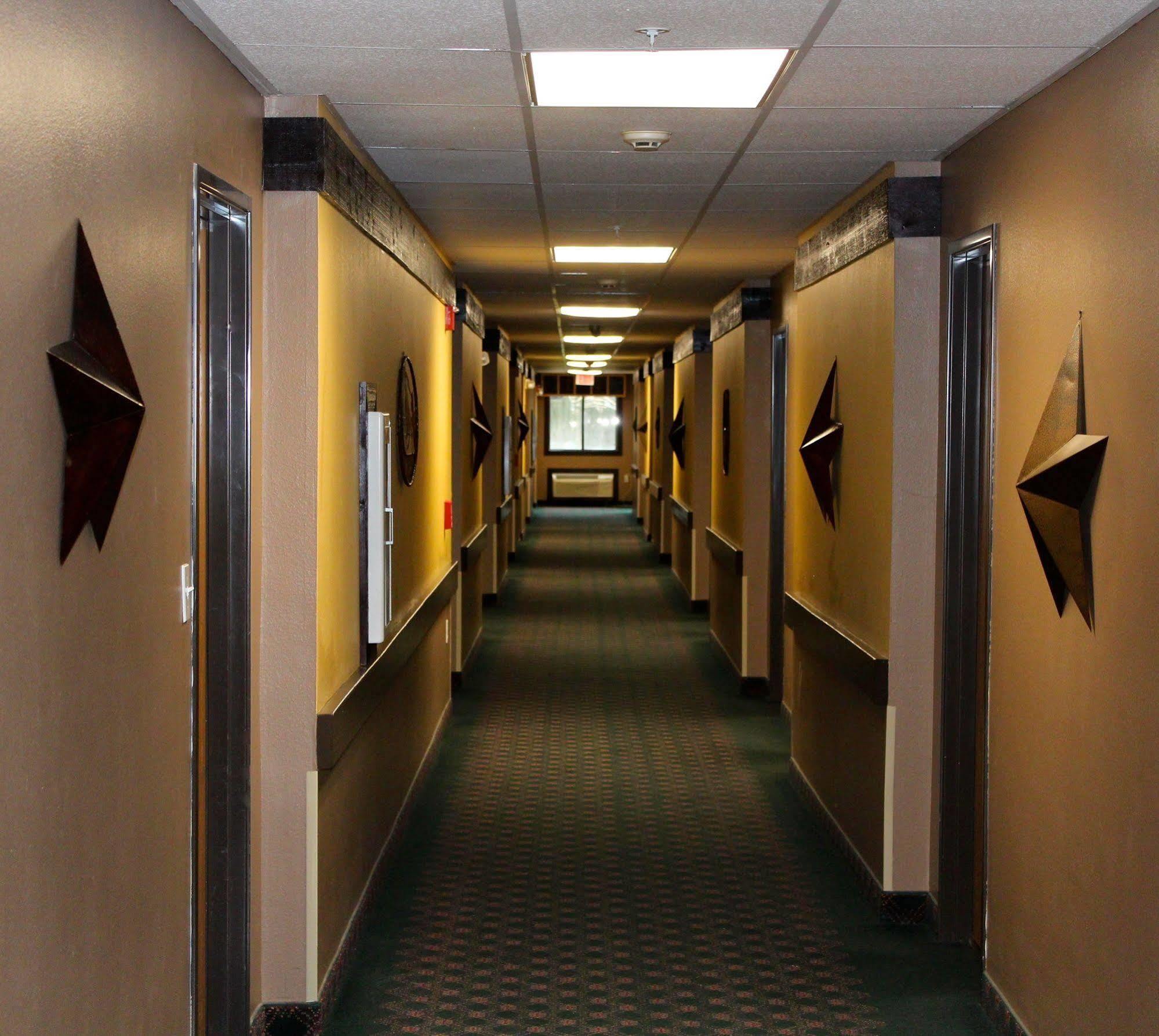 Super 8 By Wyndham Victoria/north/mall Area Motel 3*