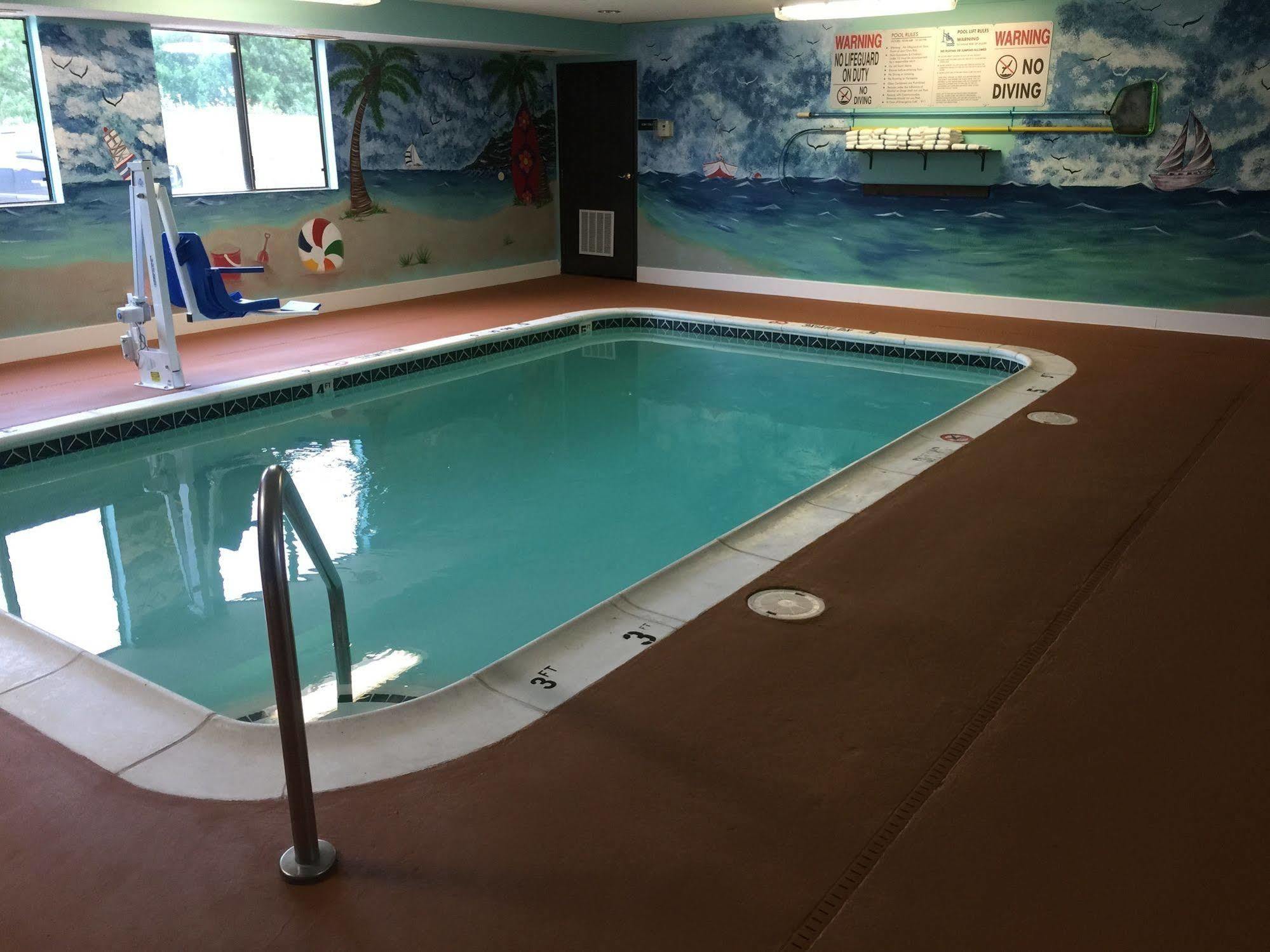 Super 8 By Wyndham Victoria/north/mall Area Motel