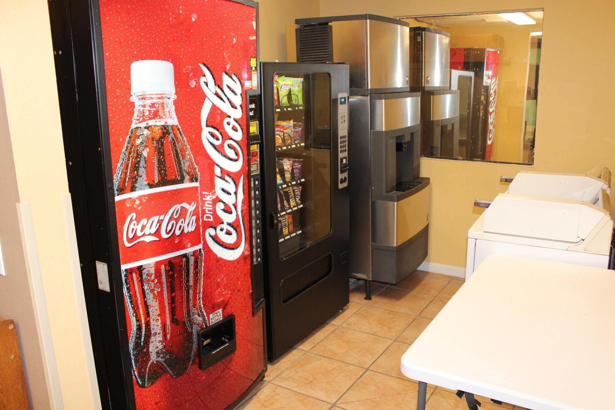 Super 8 By Wyndham Victoria/north/mall Area