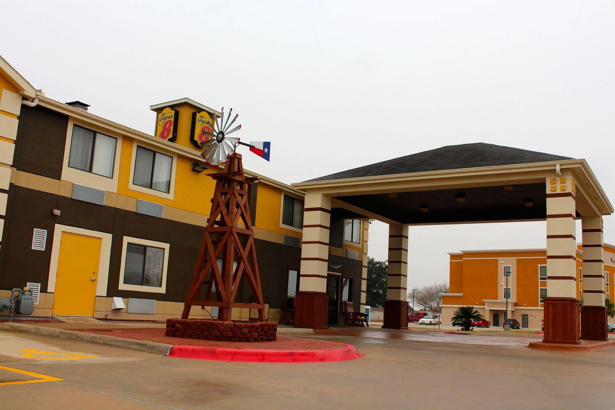 Super 8 By Wyndham Victoria/north/mall Area Motel Victoria