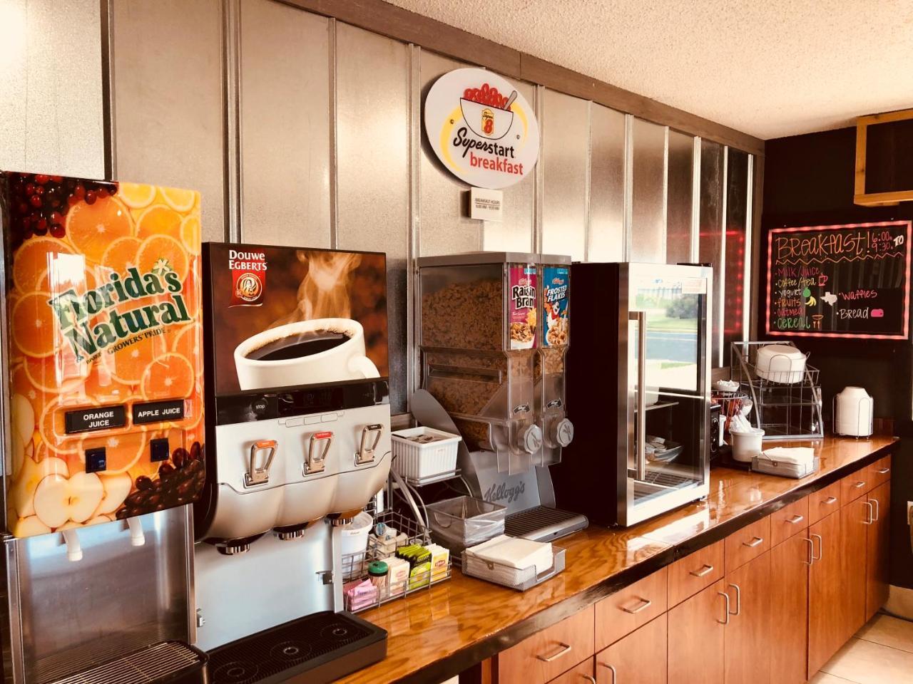 Super 8 By Wyndham Victoria/north/mall Area